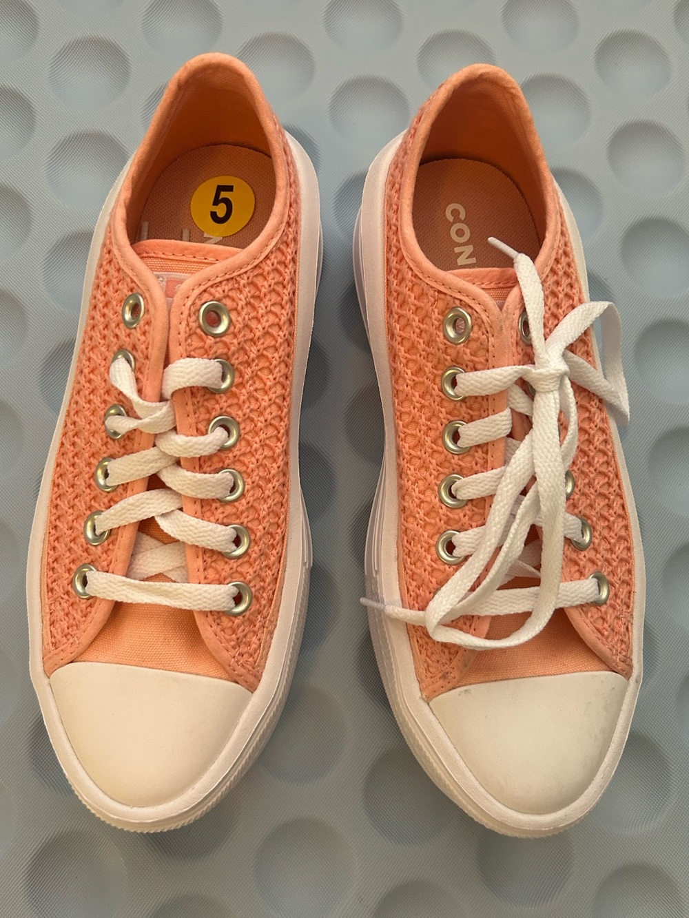 Converse Women’s Peach Knit Low-Top Sneakers with White Trim Size 5/37.5